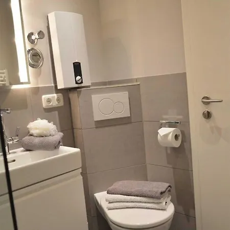 Kleine Schoenheit Mit Seeblick *